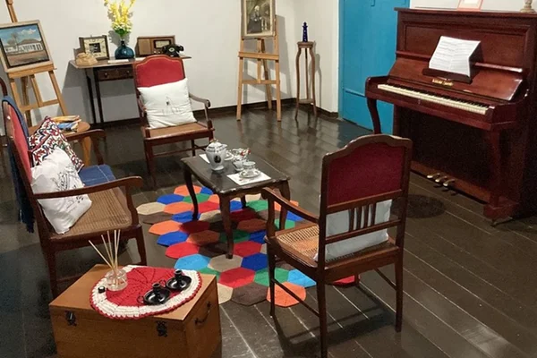 Sala com objetos marrons e coloridos