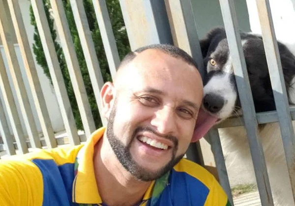Conheça Ângelo: o carteiro amigo dos cachorros que bomba na internet