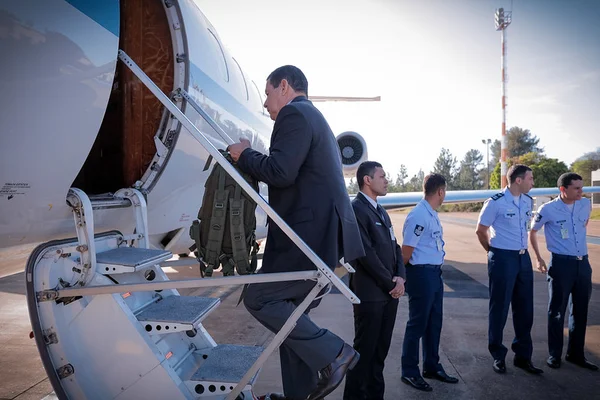 Para fugir de inelegibilidade, Mourão viaja para a Espanha