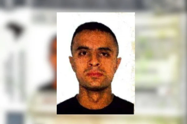 Imagens coloridas mostram foto 3x4 de homem branco, um policial militar suspeito de atirar e matar o delator do PCC Vinicius Gritzbach