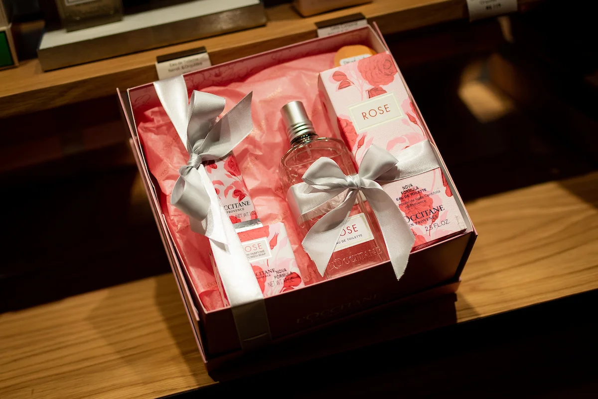 Kit Rosé com eau de toilette, sabonete e creme de mãos, da L'occitane - R$ 489 Kit Rosé com eau de toilette, sabonete e creme de mãos, da L'occitane - R$ 489