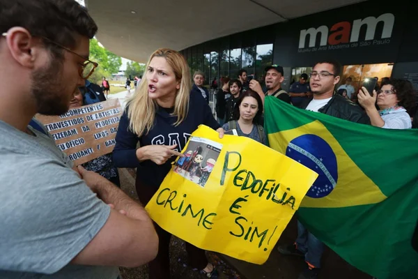 Protesto contra performance de homem nu termina em agressão