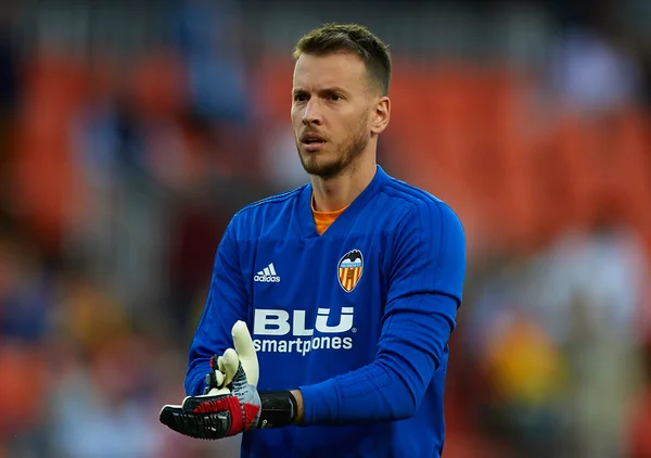 Antes de Neymar, Barcelona contrata outro brasileiro: o goleiro Neto