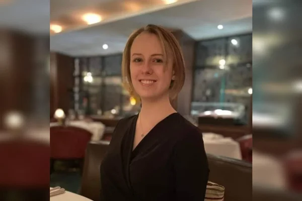 Laura Nuttall Jovem de 23 anos que morreu de câncer cerebral conseguiu realizar lista de 20 desejos - Metrópoles