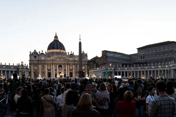 Conclave: na Sistina, cardeais retomam votações para escolher o papa - Metrópoles