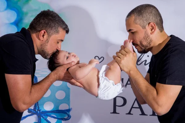 casal e bebê