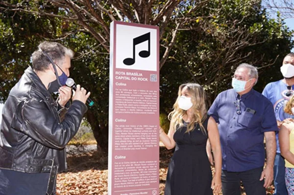 Ao lado de Philippe Seabra, secretária Vanessa Mendonça inaugura placa da Rota do Rock