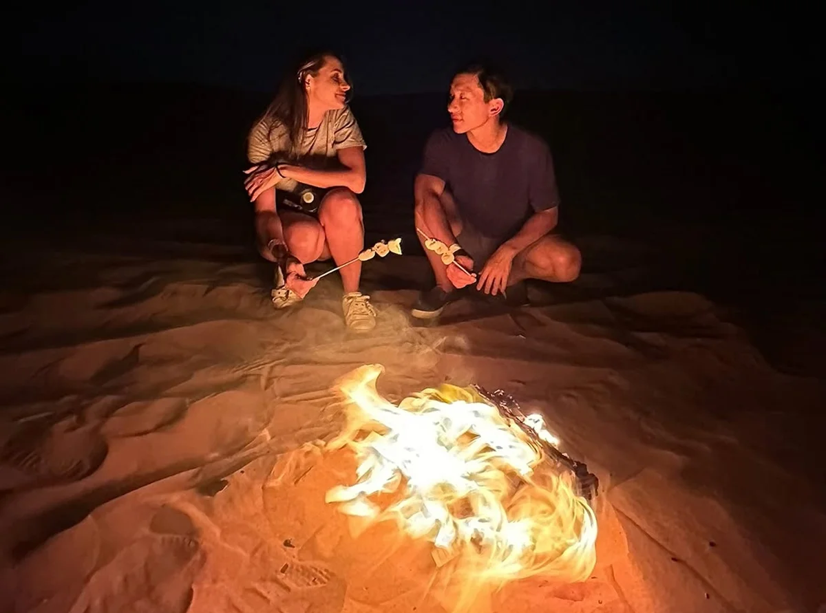 Pyong Lee e a namorada, Natália Nasser posam juntos em frente a uma fogueira Pyong Lee e a namorada, Natália Nasser posam juntos em frente a uma fogueira