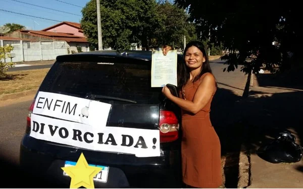 Professora comemora separação com faixa em carro: “Enfim divorciada”