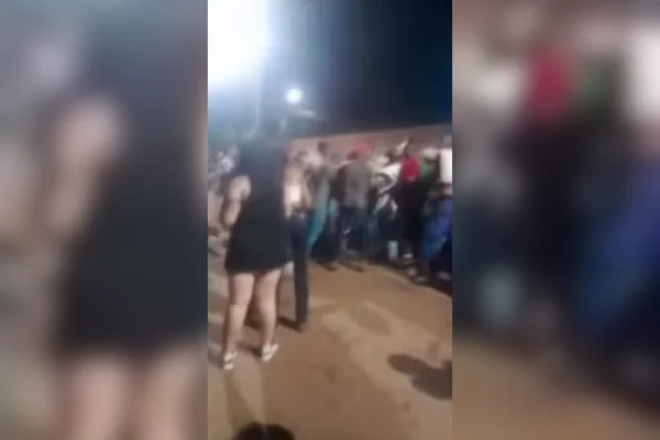 Imagem colorida de uma briga generalizada; a testemunha mentiu seu depoimento - Metrópoles