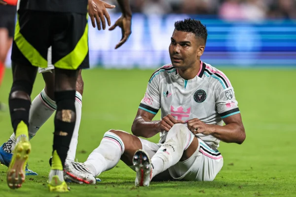 “Beira o ridículo”: jornal europeu detona Casemiro após gol contra