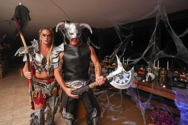 Halloween: Amanda e Marcelo De Luca arrasam em festa temática