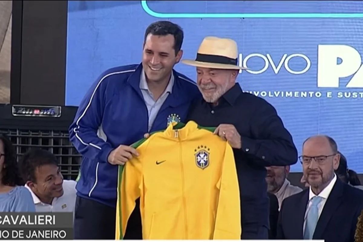 Prefeito do Rio entrega casaco da Seleção a Lula e reforça aliança: 'Aqui você tem aliado'