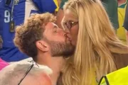 Léo Pereira e Karoline Lima dão beijo após jogo do Brasil