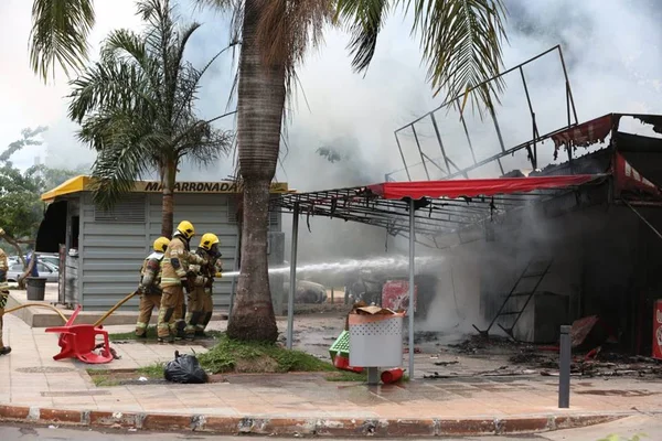 Incêndio destrói quiosque de marmitas próximo a shopping na Asa Sul