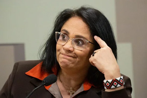 Damares avisa a Bolsonaro que não quer disputar eleição em 2022