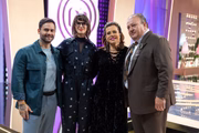 Os apresentadores do MasterChef Confeitaria Diego Lozano, Helena Rizzo e Erick Jacquin ao lado de Narcisa Tamborindeguy