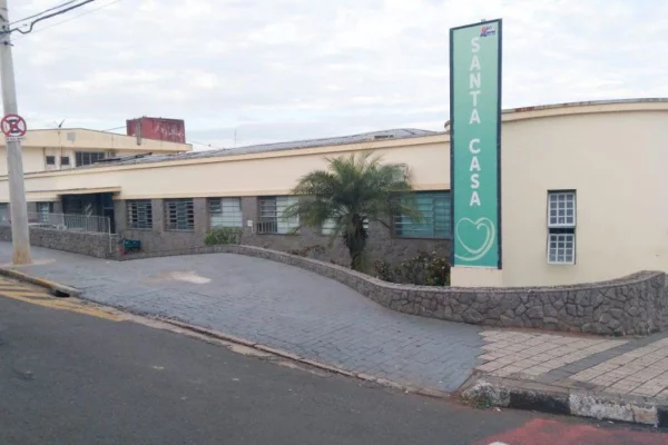 A criança foi encontrada boiando na piscina pela avó. A vítima chegou a ser levada à Santa Casa de Mogi Guaçu, mas não resistiu - Metrópoles