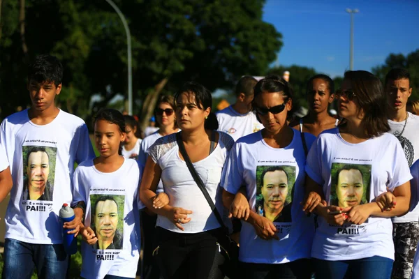 Indignação e tristeza. Marcha no Guará pede mais segurança depois de assassinato na porta de escola