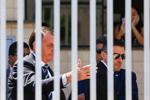 Presidente Jair Messias Bolsonaro passa por grades antes da coletiva de imprensa - metrópoles