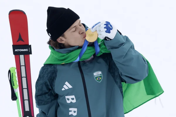 foto com cor. atleta lucas pinheiro braathen beijando medalha de ouro - metrópoles
