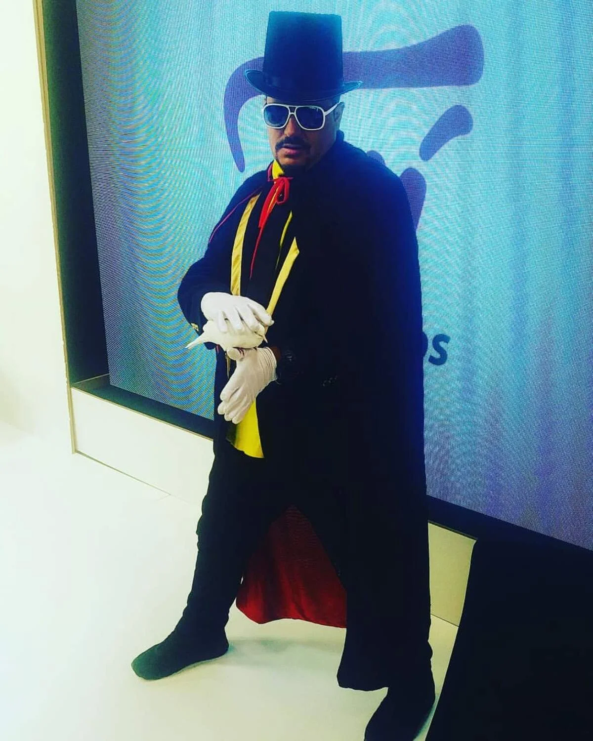 MC Mágico faz pose no auge do sucesso durante um programa de TV MC Mágico faz pose no auge do sucesso durante um programa de TV