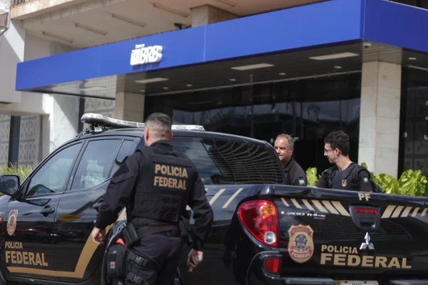 Agentes da Polícia Federal deixam Edifício Brasília, onde funciona a área de TI do Banco de Brasília BRB, após buscas no âmbito da operação Compliance Zero Metrópoles