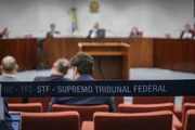 A Primeira Turma do Supremo Tribunal Federal (STF) retomou, na manhã desta terça-feira (21/10), o julgamento do núcleo 4, conhecido como o grupo de desinformação, no âmbito do processo referente à tentativa de golpe de Estado após as eleições de 2022. No total, são sete réus acusados pela Procuradoria-Geral da República (PGR) de propagar notícias falsas sobre as urnas eletrônicas.