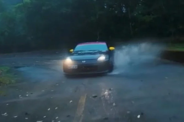 Piloto gera polêmica com drift em rota de ciclistas e pedestres. Vídeo