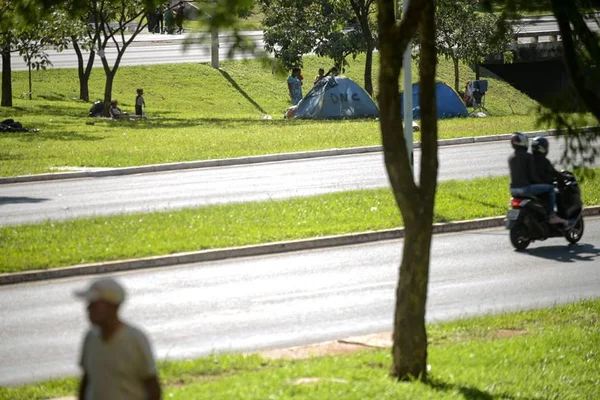 Família acampada na rua que pôs doações em carro deixou Asa Norte