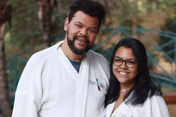 Babu Santana e Lívia Nascimento sorrindo - Metrópoles
