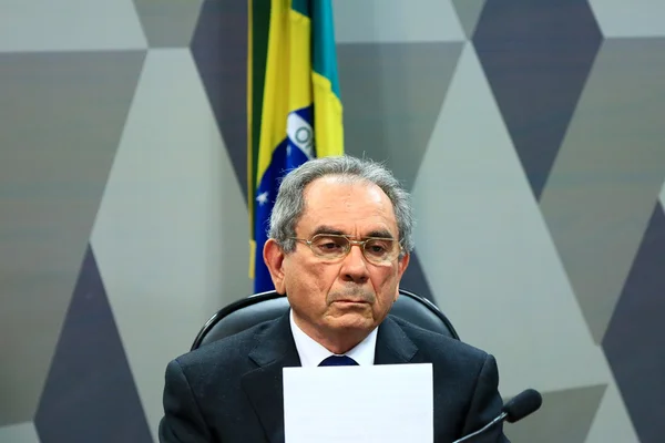 Senadores veem “censura” em comissão do impeachment