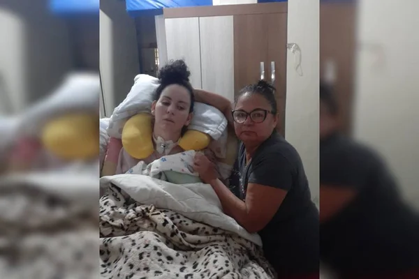 Mãe e filha em cama