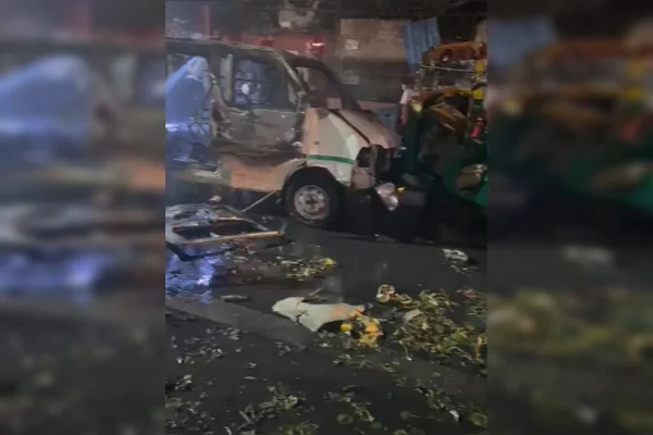 Imagem colorida de carro após explosão