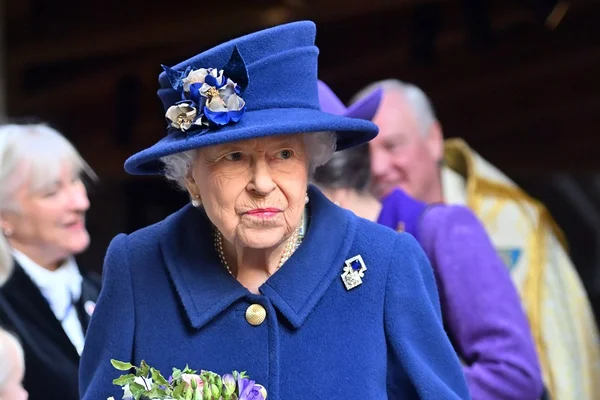 Foto colorida. Mulher idosa com roupa azul