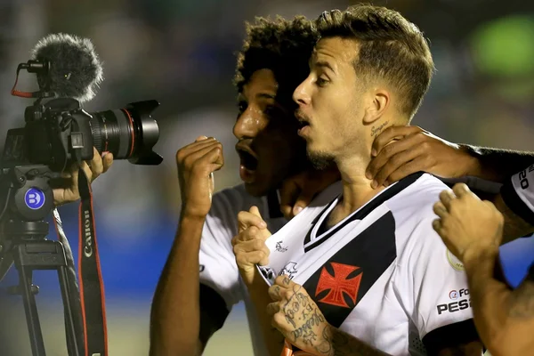 Vasco vence Goiás fora de casa e se afasta da zona de rebaixamento