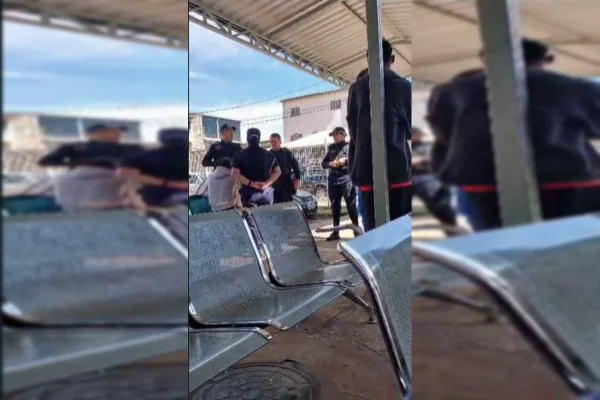 Mulher de casaco branco é presa por policiais militares em UBS