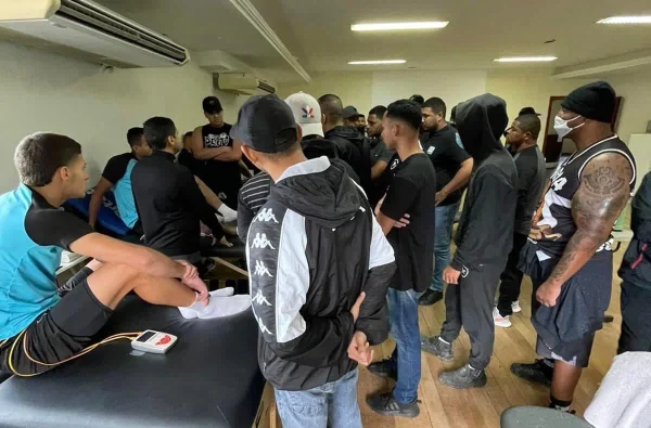 Torcedores do Botafogo invadem o CT
