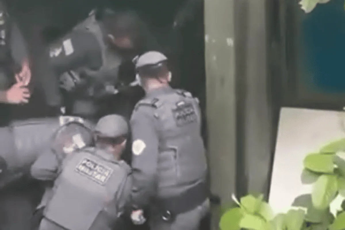 PMs espancam homem em situação de rua no centro de São Paulo