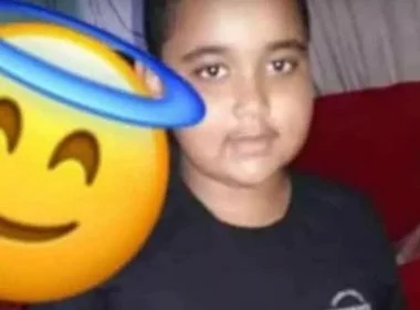 BA: criança é atingida por bala perdida enquanto jogava bola e morre