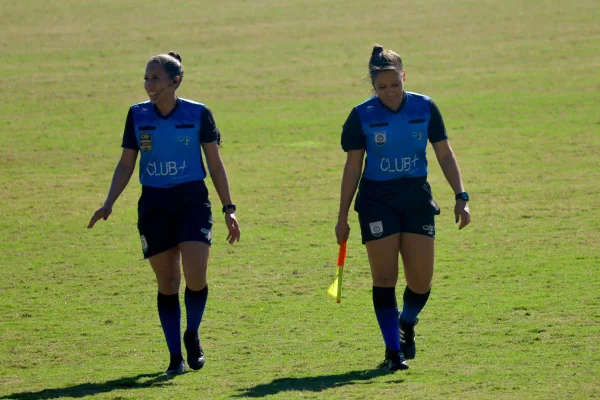 Gêmeas se destacam na arbitragem do DF e dividem sonhos em campo