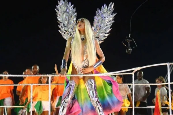 Pabllo Vittar usa look de Avatar para estreia no Carnaval de Salvador