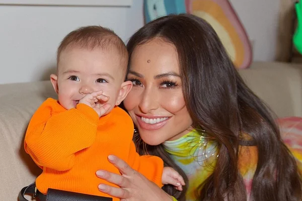 Sabrina Sato volta de viagem e Zoe tem a melhor reação