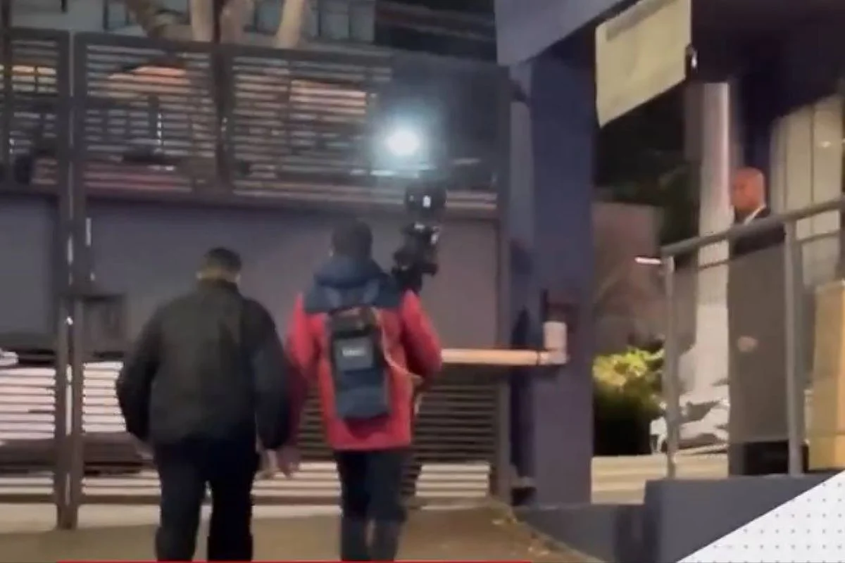 Cinegrafista da GloboNews foi retirado do local após confusão Cinegrafista da GloboNews foi retirado do local após confusão
