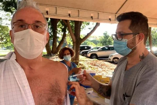 Após 71 dias de internação, jornalista Jorge Eduardo é vacinado no DF