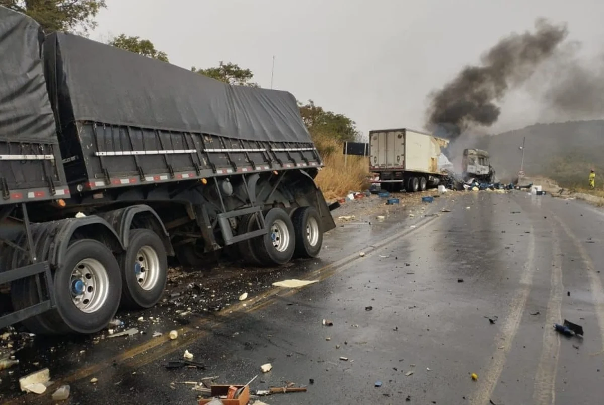 Motorista morreu carbonizado após perder o controle do veículo, invadir a contramão e colidir com outras duas carretas na Serra de Francisco Sá Motorista morreu carbonizado após perder o controle do veículo, invadir a contramão e colidir com outras duas carretas na Serra de Francisco Sá