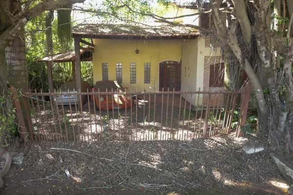 Sombria e abandonada há 10 anos: mansão no Park Way vai a leilão por dívidas