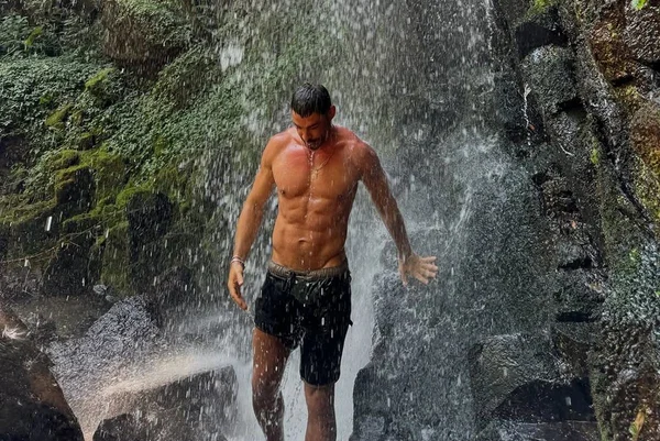 Cauã Reymond surpreende estudante ao pedir foto em cachoeira; entenda