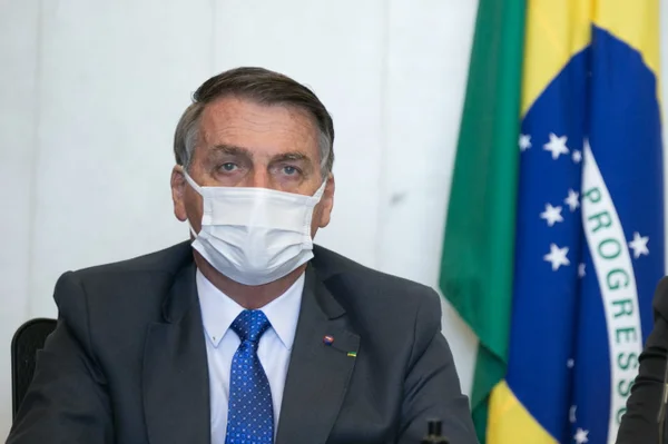 Bolsonaro diz que mudanças não virão “levantando uma espada”