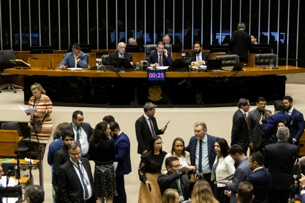 PT propõe teto único para salários de servidores em todo o país